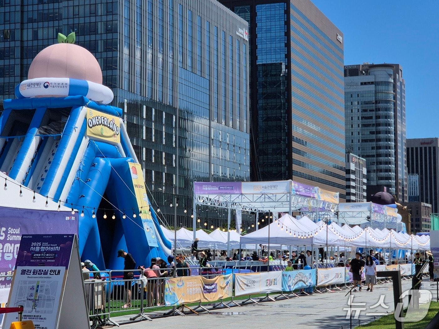 본문 이미지 - 27일 오후 서울 종로구 광화문광장에 설치된 &#39;서울썸머비치&#39; 모습. ⓒ 뉴스1 남해인 기자