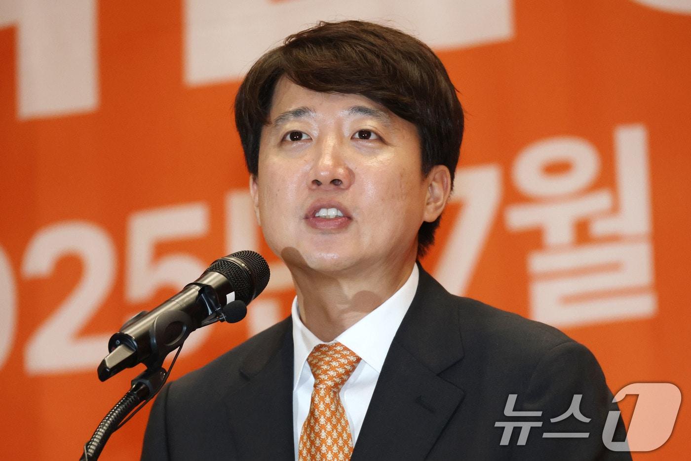 개혁신당 당대표 후보인 이준석 의원이 27일 오후 서울 여의도 국회에서 열린 당대표 및 최고위원 선출 위한 제2차 전당대회에서 정견발표를 하고 있다. 2025.7.27/뉴스1 ⓒ News1 이광호 기자