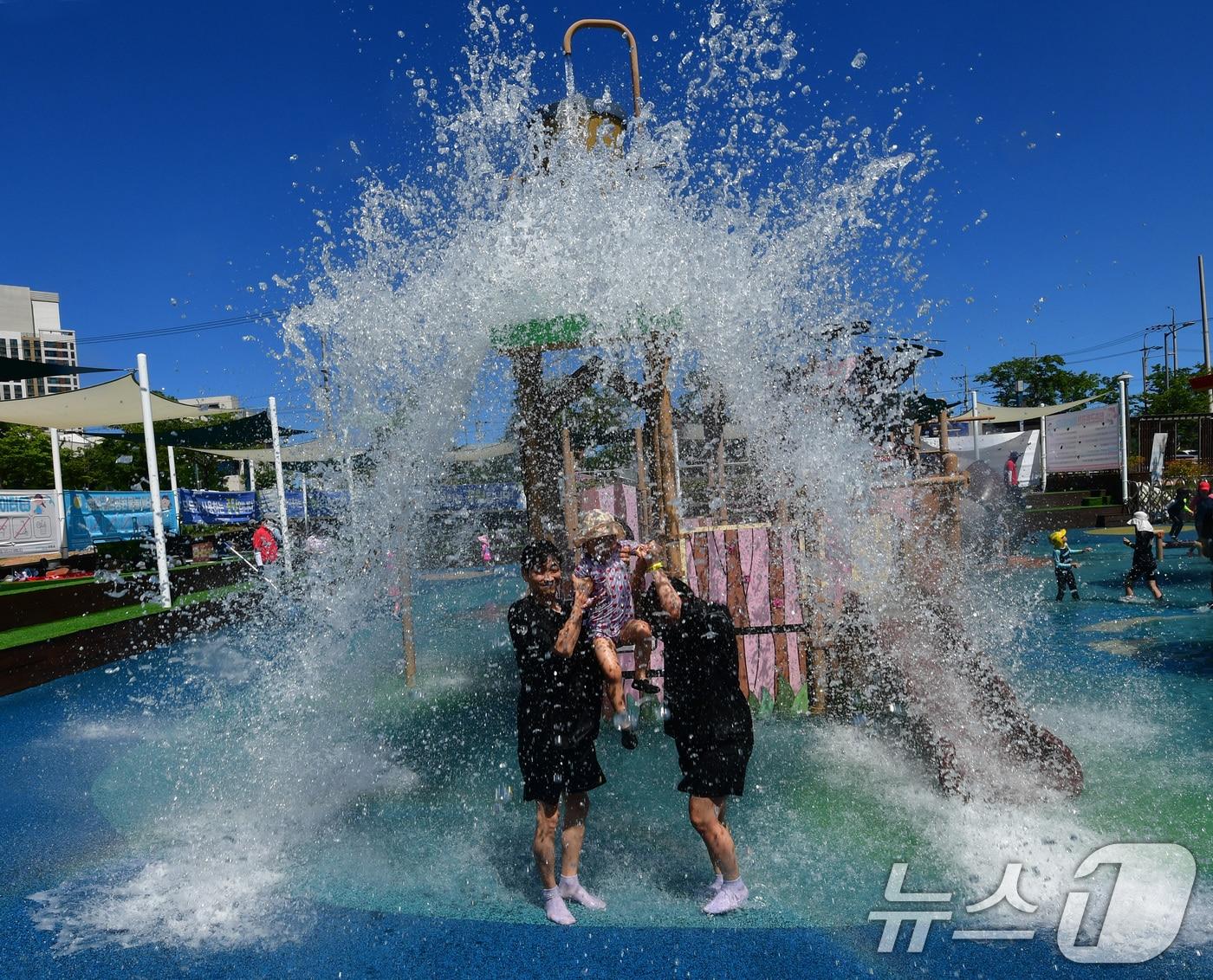 본문 이미지 - 27일 경북 포항시 전역에 폭염특보가 발령된 가운데 북구 침촌근린공원 물놀이장에서 한 가족이 시원한 하루를 보내고 있다. 2025.7.27/뉴스1 ⓒ News1 최창호 기자
