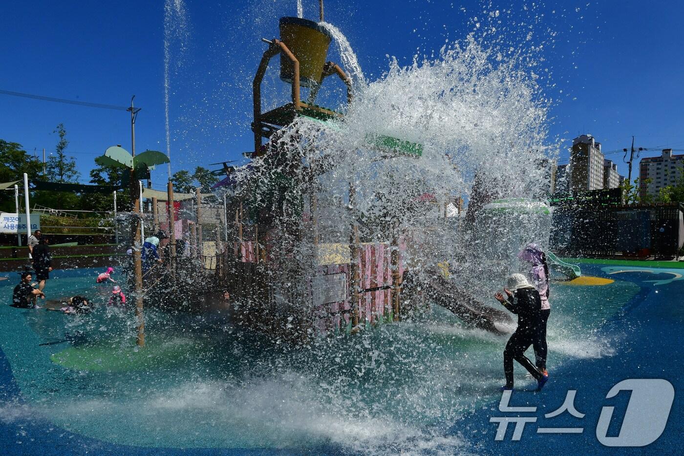 28일 대구와 경북지역은 극한 더위가 지속되겠다. 사진은 지난 27일 포항시 북구 침촌근린공원 물놀이장에서 한 가족이 시원한 하루를 보내고 있는 모습. 2025.7.27/뉴스1 ⓒ News1 최창호 기자