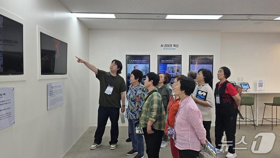 본문 이미지 - 지난 15일 디지털 문해교육 AI체험 현장실습이 진행됐다.&#40;서울시 제공&#41;
