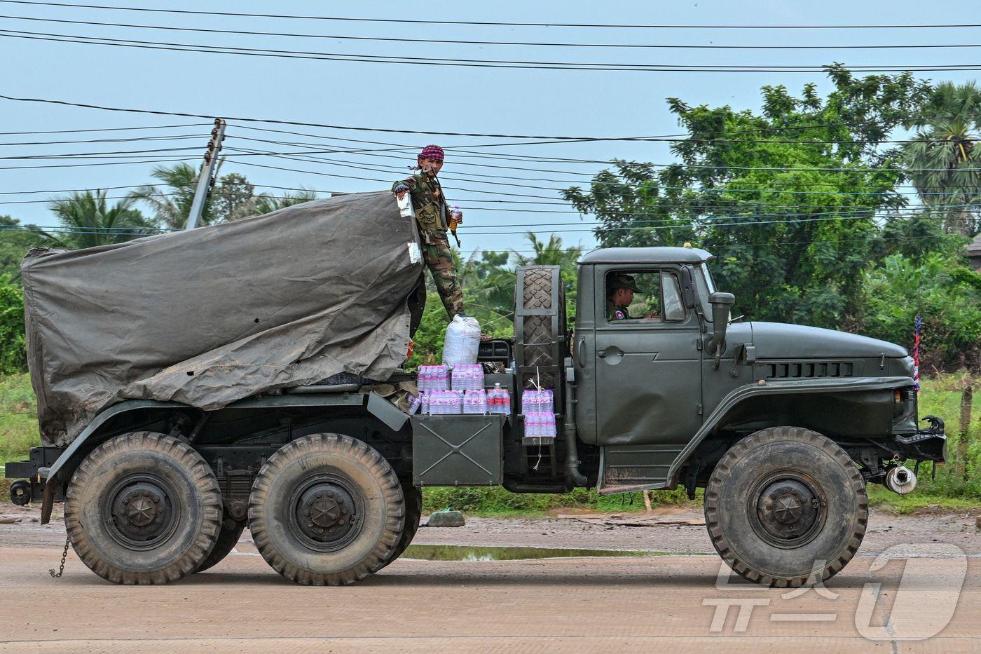 26일 캄보디아 오다르민체이 주의 한 거리에서 러시아제 BM-21 다연장 로켓 발사기를 실은 트럭에 탑승한 캄보디아 병사. ⓒ AFP=뉴스1