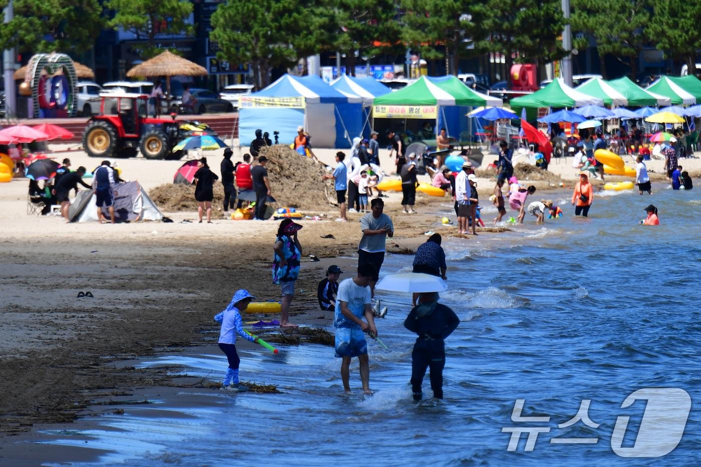 7월 마지막 휴일 대구·경북의 낮 최고 기온이 37.7도까지 치솟는 등 &#39;대프리카&#40;대구＋아프리카&#41;&#39; 불볕더위가 맹위를 떨쳤다. 사진은 이날 포항시 북구 영일대헤수욕장에서 피서객들이 더위를 식히는 모습. 2025.7.27/뉴스1 ⓒ News1 최창호 기자