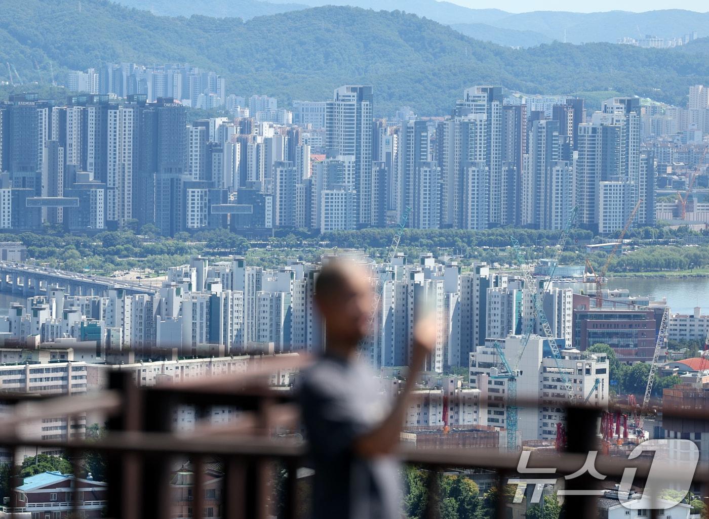 본문 이미지 - 사진은 이날 서울 남산에서 바라본 서울 시내 아파트 모습. 2025.7.27/뉴스1 ⓒ News1 황기선 기자