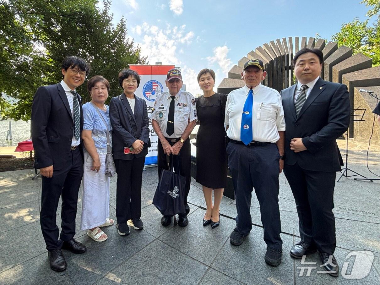 본문 이미지 - 27일 경북 포항시가 미국 피츠버그시에 있는 무궁화길 보존관리 발대식에 참석해 한국전쟁 참전용사와 한인 동표들의 헌신에 감사하는 시간을 가졌다고 밝혔다. (포항시제공, 제판매 및 DB금지) 2025.7.27/뉴스1