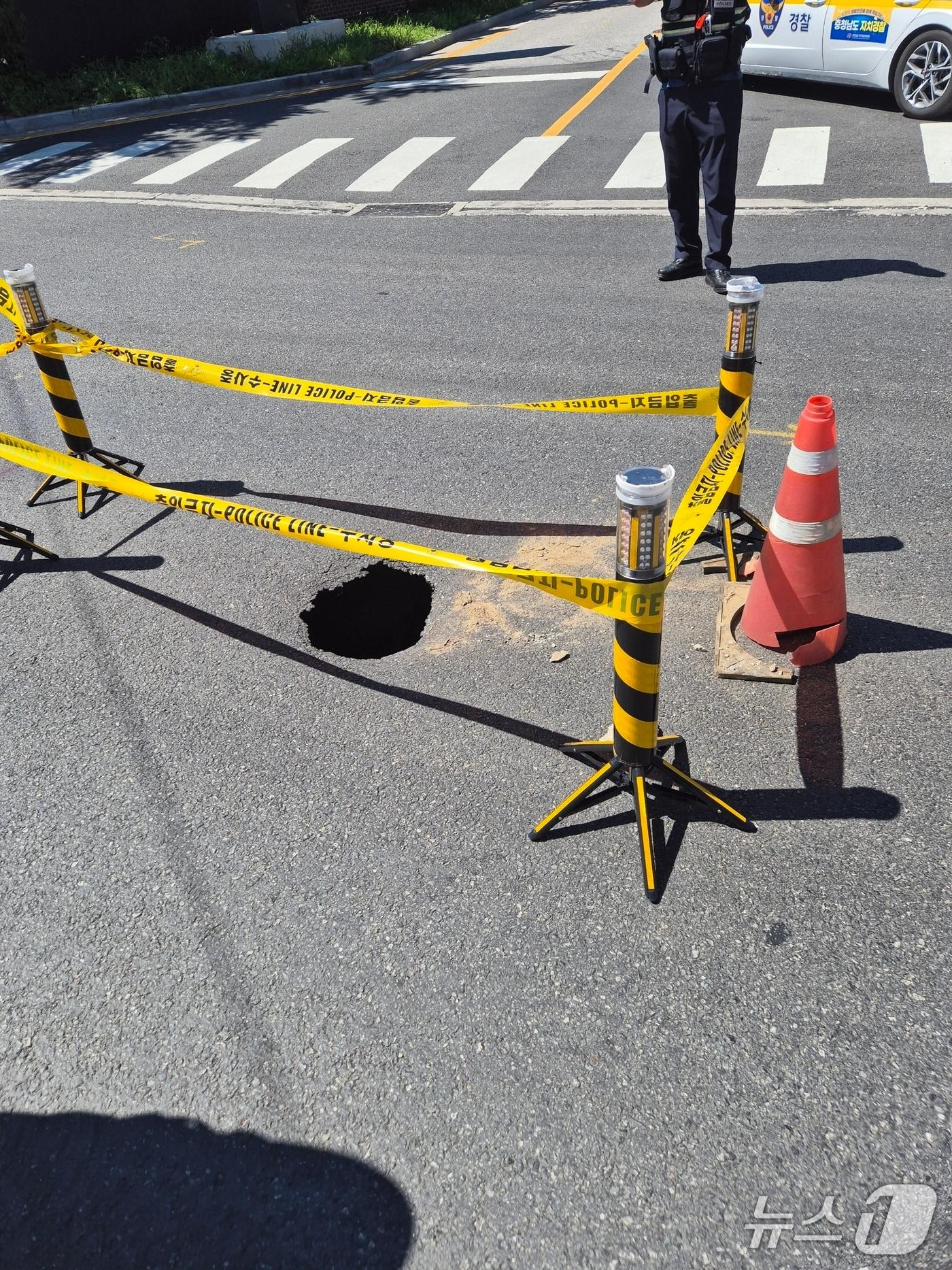 본문 이미지 -  아산 배방읍 공수리 싱크홀 발생 현장 &#40;아산소방서 제공, 재판매 및 DB금지&#41; / 뉴스1