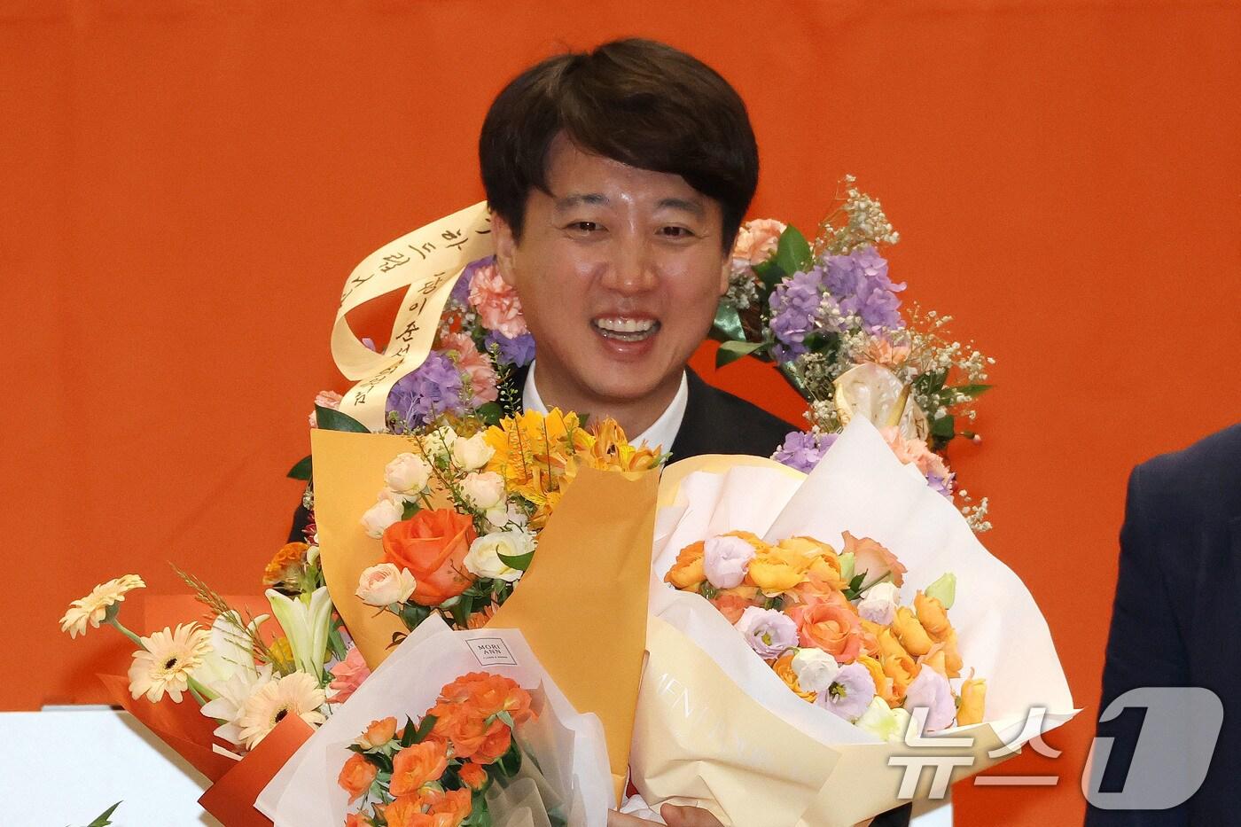 개혁신당 당대표로 선출된 이준석 의원이 27일 오후 서울 여의도 국회에서 열린 당대표 및 최고위원 선출 위한 제2차 전당대회에서 꽃다발을 전달받고 있다. 2025.7.27/뉴스1 ⓒ News1 이광호 기자