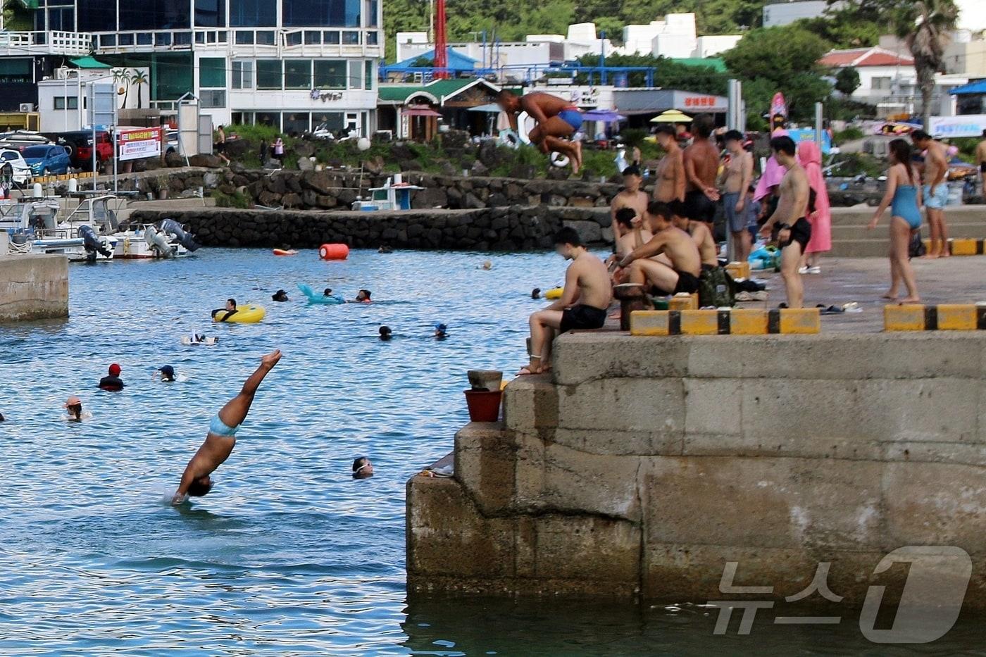 27일 오후 제주시 한림읍 월령포구에서 사람들이 다이빙을 하고 있다. 하루 전 이곳에서는 20대 남성이 물놀이 중 익수사고로 사망했다.2025.7.27/뉴스1 ⓒ News1 홍수영 기자