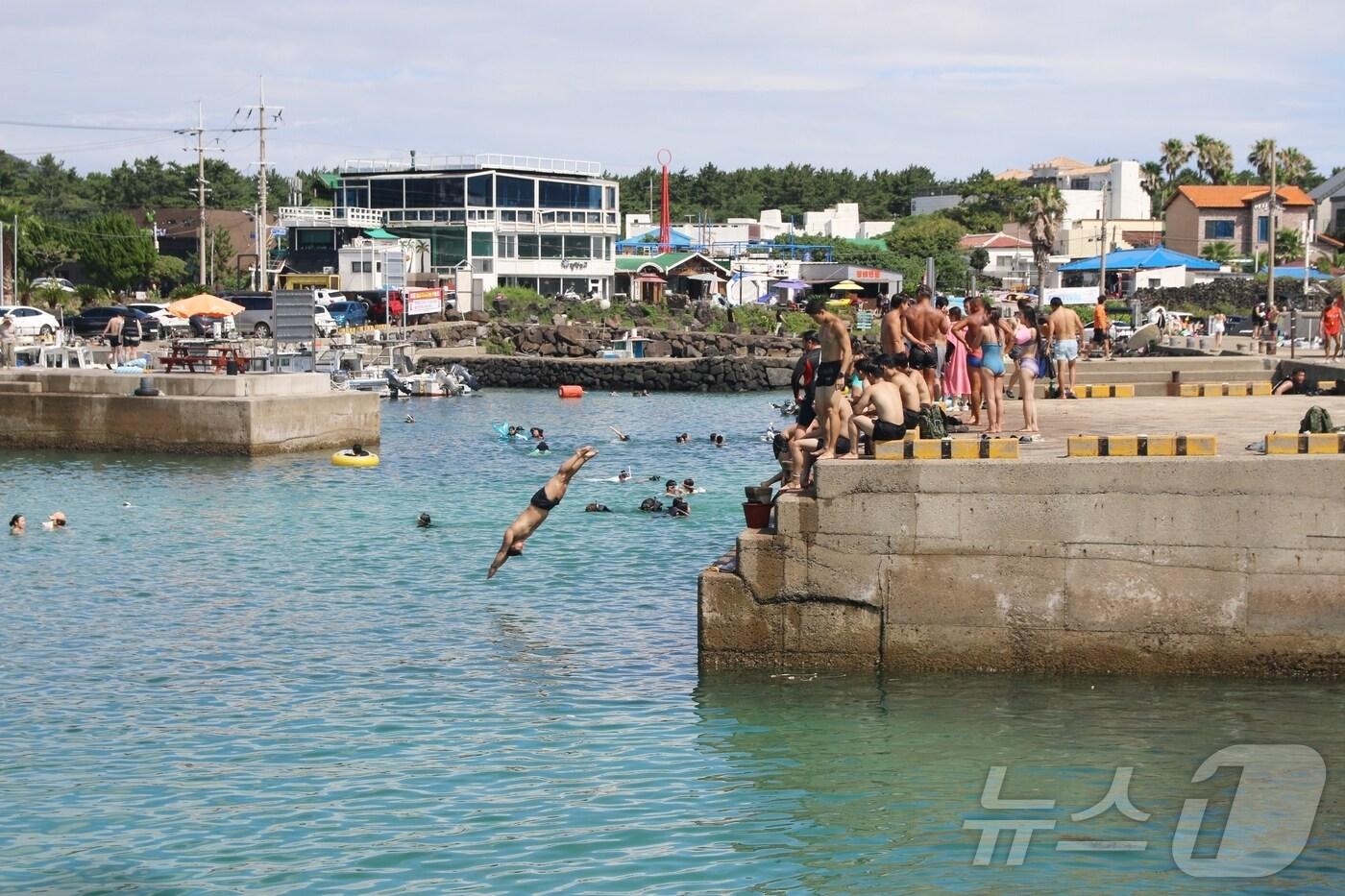 27일 오후 제주시 한림읍 월령포구에서 사람들이 다이빙을 하고 있다.2025.7.27/뉴스1 ⓒ News1 홍수영 기자
