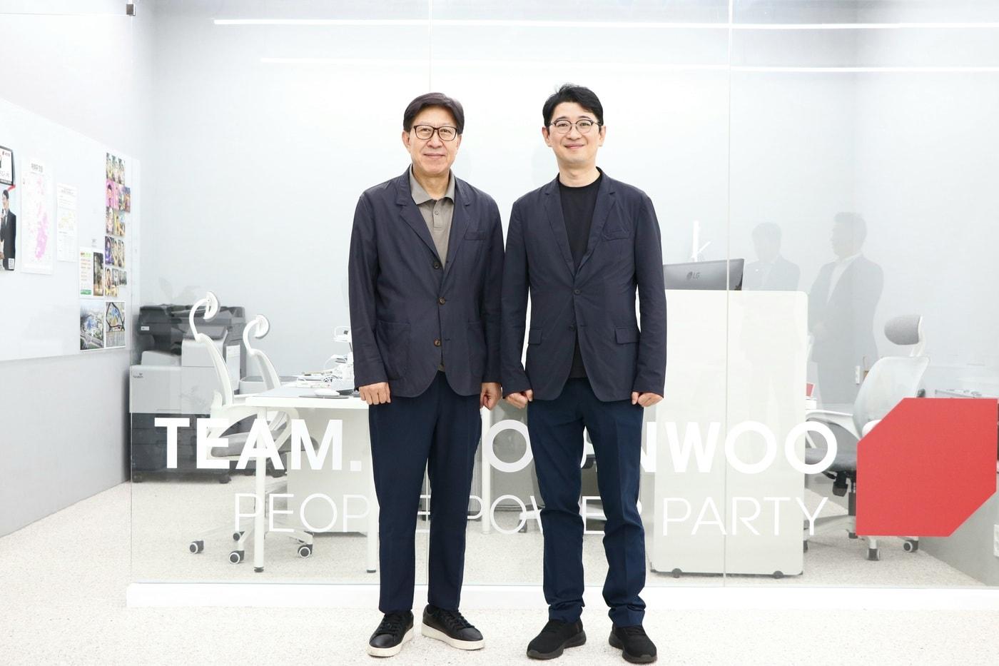 주진우 국민의힘 의원(사진 오른쪽)이 27일 박형준 부산시장과 회동을 갖고 기념촬영을 하고 있다(주진우 의원실 제공)