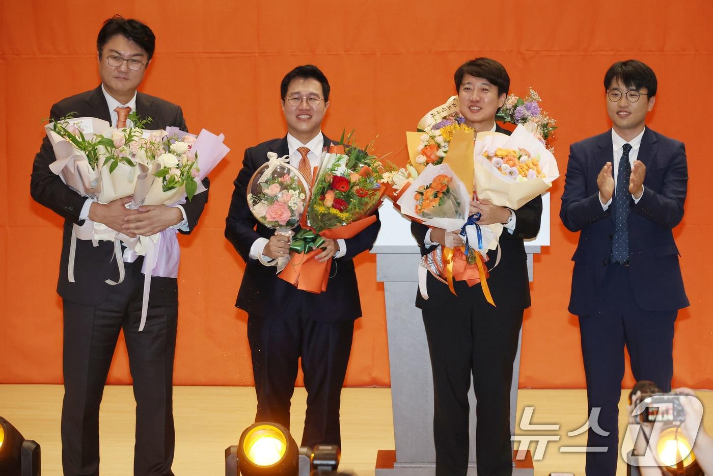 본문 이미지 - 2025년 7월 27일 당시 개혁신당 당대표로 선출된 이준석 의원과 최고위원들. 왼쪽부터 김정철, 김성열 최고위원, 이 신임 대표, 주이삭 최고위원. 2025.7.27 ⓒ 뉴스1 이광호 기자