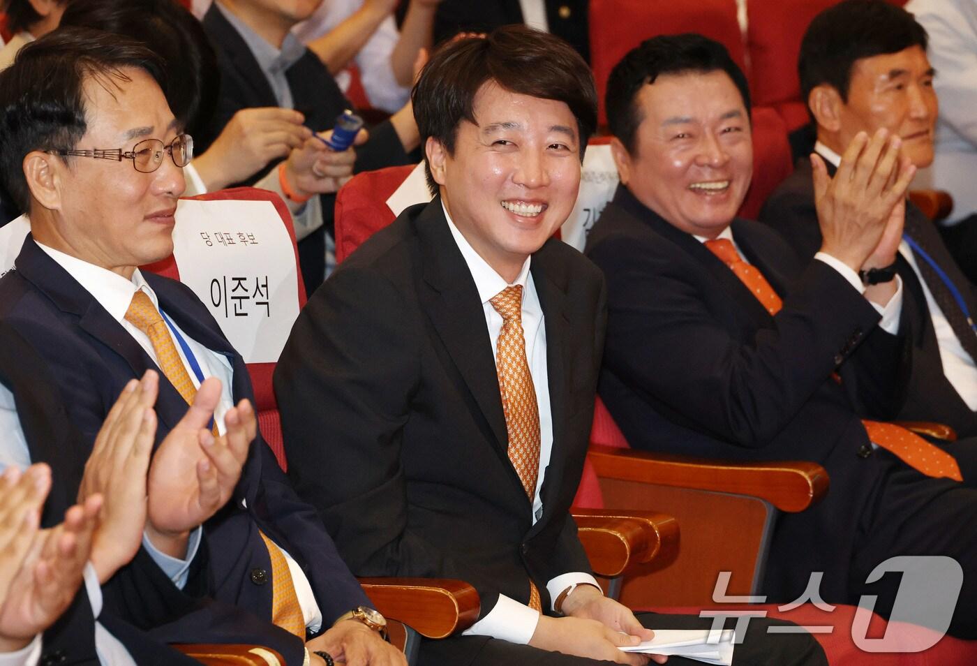 개혁신당 당대표로 선출된 이준석 의원이 27일 오후 서울 여의도 국회에서 열린 당대표 및 최고위원 선출 위한 제2차 전당대회에서 미소 짓고 있다. 2025.7.27/뉴스1 ⓒ News1 이광호 기자