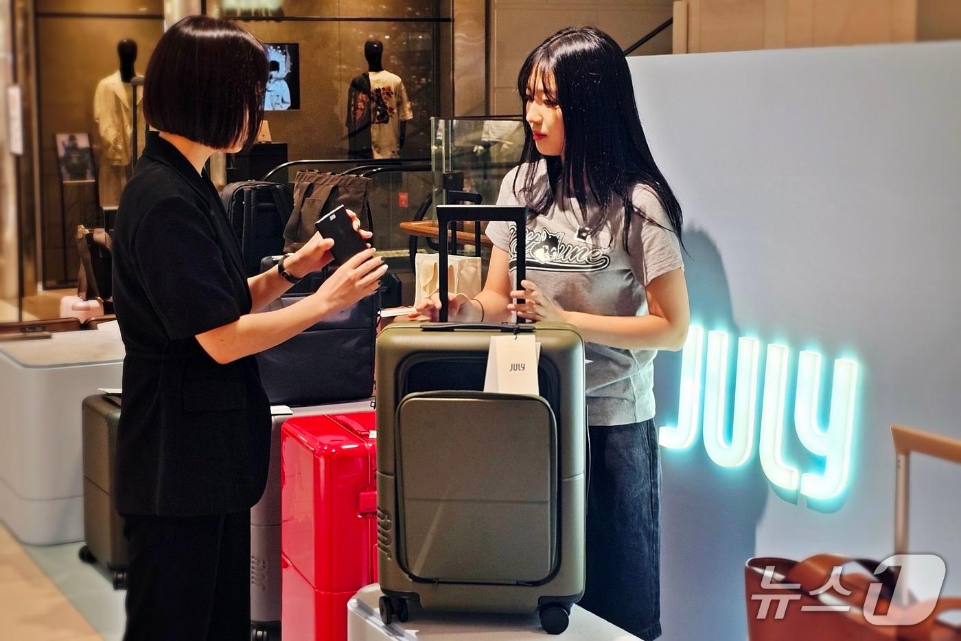 신세계백화점 센텀시티를 방문한 고객이 '줄라이'의 캐리어를 살펴보고 있다.(신세계 센텀시티 제공. 재판매 및 DB 금지)