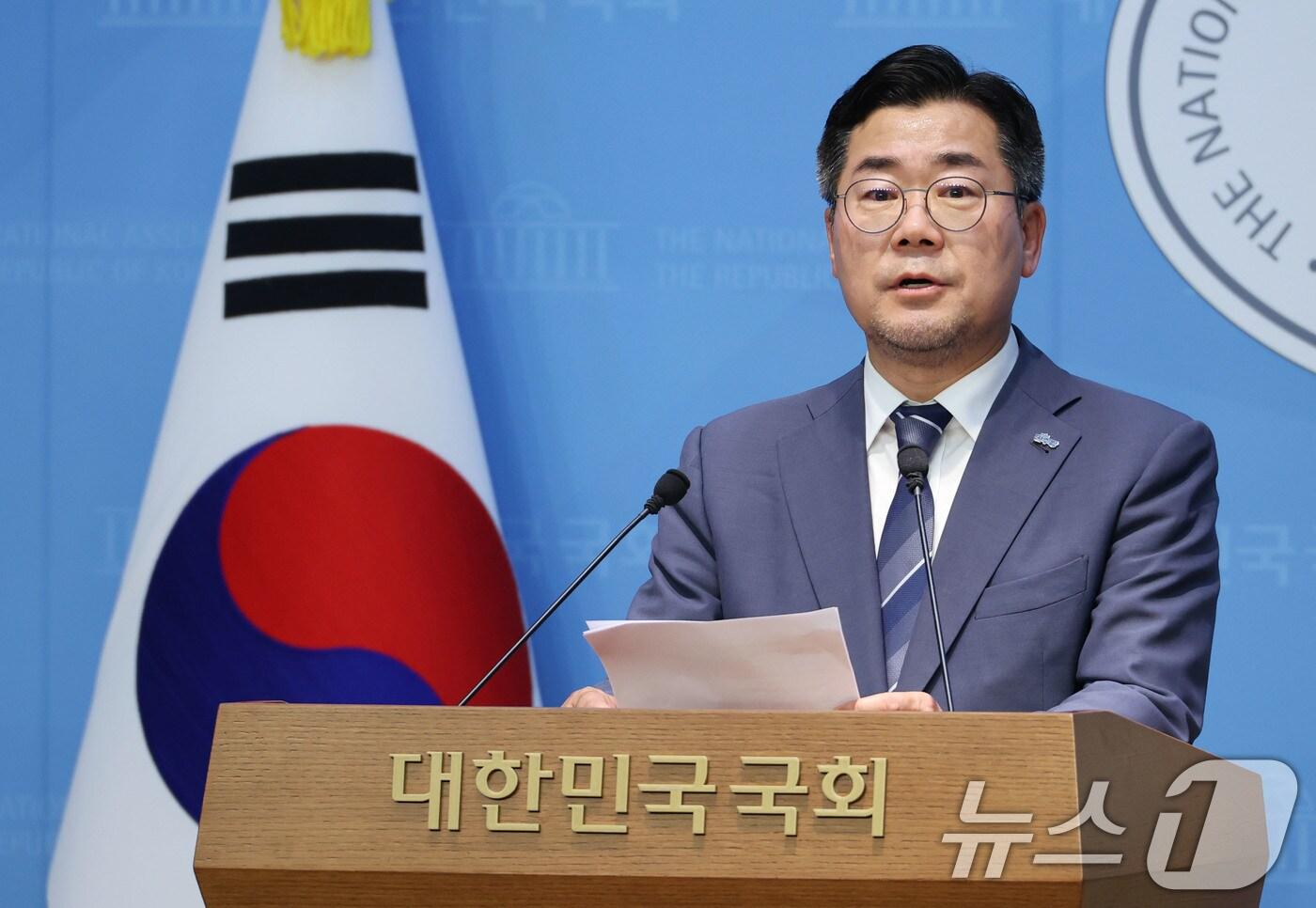 박찬대 더불어민주당 당대표 후보가 27일 오후 서울 여의도 국회 소통관에서 지귀연 판사 관련 입장 발표 기자회견을 하고 있다. 2025.7.27/뉴스1 ⓒ News1 이광호 기자