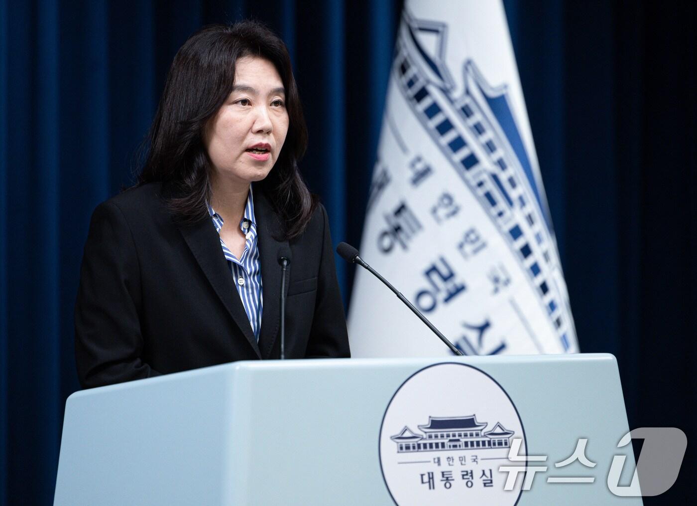 본문 이미지 - 강유정 대통령실 대변인이 27일 서울 용산 대통령실 청사에서 SPC 그룹의 8시간 초과 야근 폐지 관련 브리핑을 하고 있다. 2025.7.27/뉴스1 ⓒ News1 이재명 기자