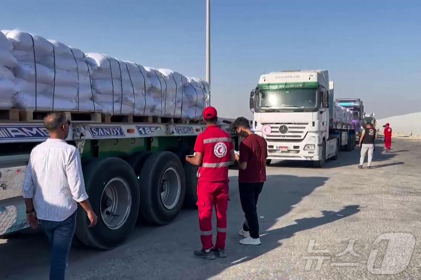 27일(현지시간) 가자지구와 맞닿은 라파 국경 이집트 쪽에 구호 트럭들이 대기 중이다. 이 트럭들은 봉쇄된 팔레스타인 지역으로 들어갈 준비를 하고 있다. 2025.07.27. ⓒ AFP=뉴스1 ⓒ News1 양은하 기자