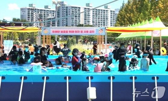 본문 이미지 - 27일 정오께 전북 전주월드컵경기장광장에 마련된 &#39;한바탕 전주 여름철 물놀이장&#39;이 시민들로 북적이고 있다. 2025.7.27/뉴스1 신준수 기자