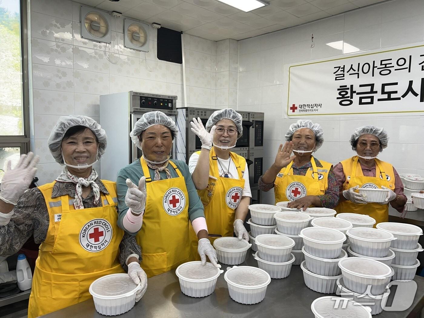 본문 이미지 - 대한적십자사 진안군협의회 회원들이 방학 기간 결식 우려가 있는 진안 지역 아동들을 위해 황금도시락을 조리하고 있다.&#40;대한적십자사 전북지사 제공. 재판매 및 DB금지&#41;