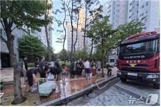 본문 이미지 - 울산소방본부가 서울주 일대에 발생한 단수사태에 공동주택 등에 긴급 급수 지원활동을 벌였다.(울산시제공. 재판매 및 DB 금지)