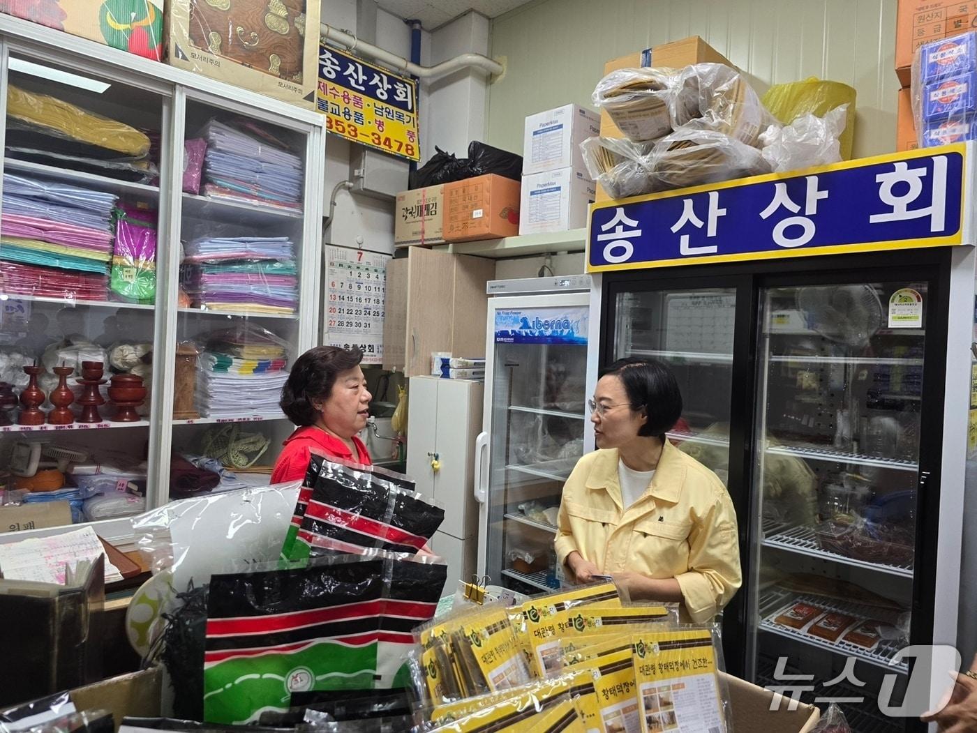 본문 이미지 - 한성숙 중소벤처기업부 장관이 27일 충남 당진전통시장을 방문해 상인들과 소통하고 있다. &#40;중소벤처기업부 제공. 재판매 및 DB금지&#41;