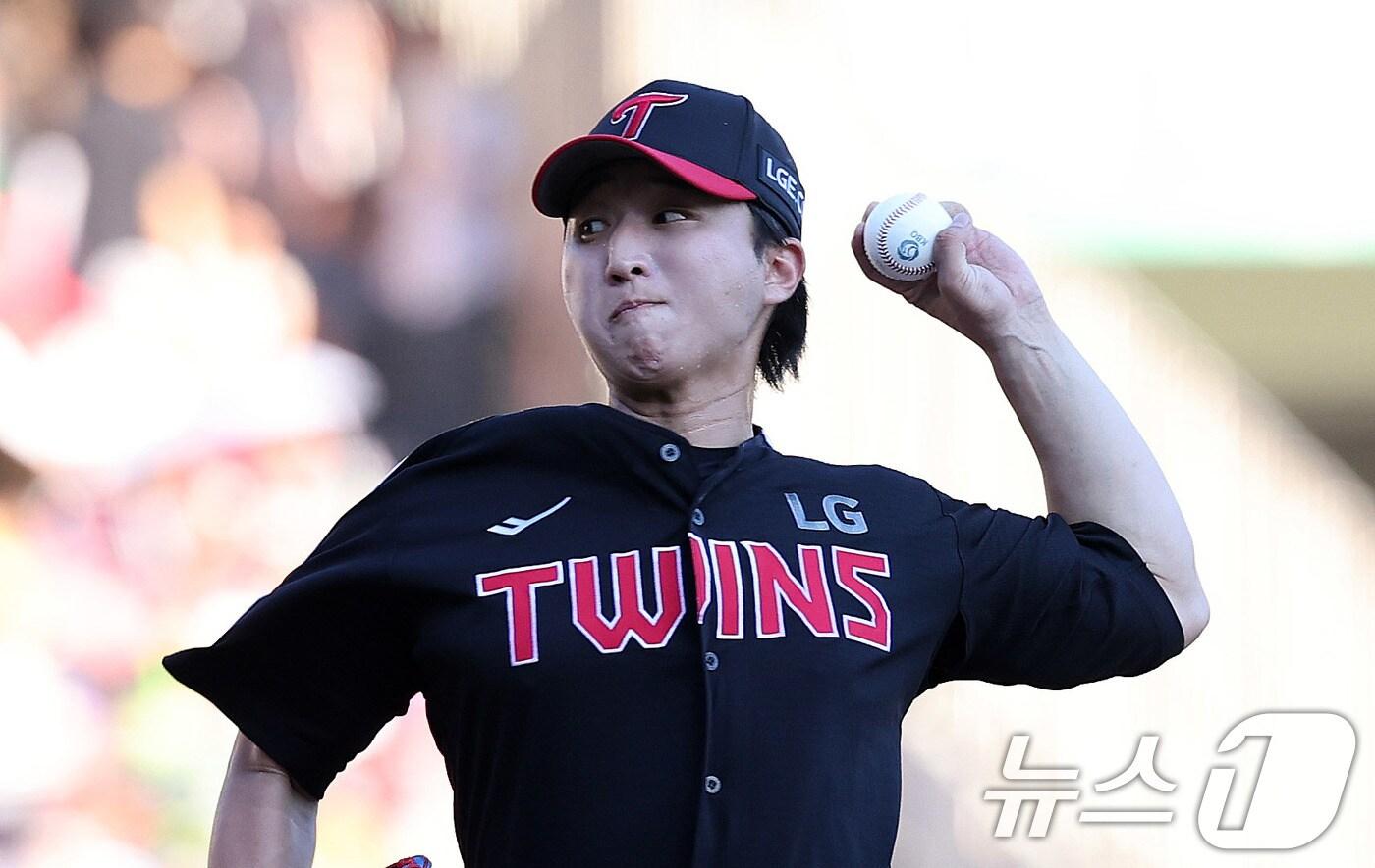 27일 서울 송파구 잠실야구장에서 열린 프로야구 &#39;2025 신한 SOL뱅크 KBO 리그&#39; LG 트윈스와 두산 베어스의 경기, LG 선발투수 최재흥이 역투하고 있다. 2025.7.27/뉴스1 ⓒ News1 박지혜 기자