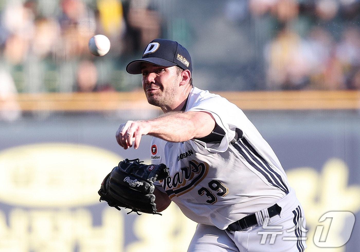 27일 서울 송파구 잠실야구장에서 열린 프로야구 '2025 신한 SOL뱅크 KBO 리그' LG 트윈스와 두산 베어스의 경기, 두산 선발투수 잭로그가 역투하고 있다. 2025.7.27/뉴스1 ⓒ News1 박지혜 기자