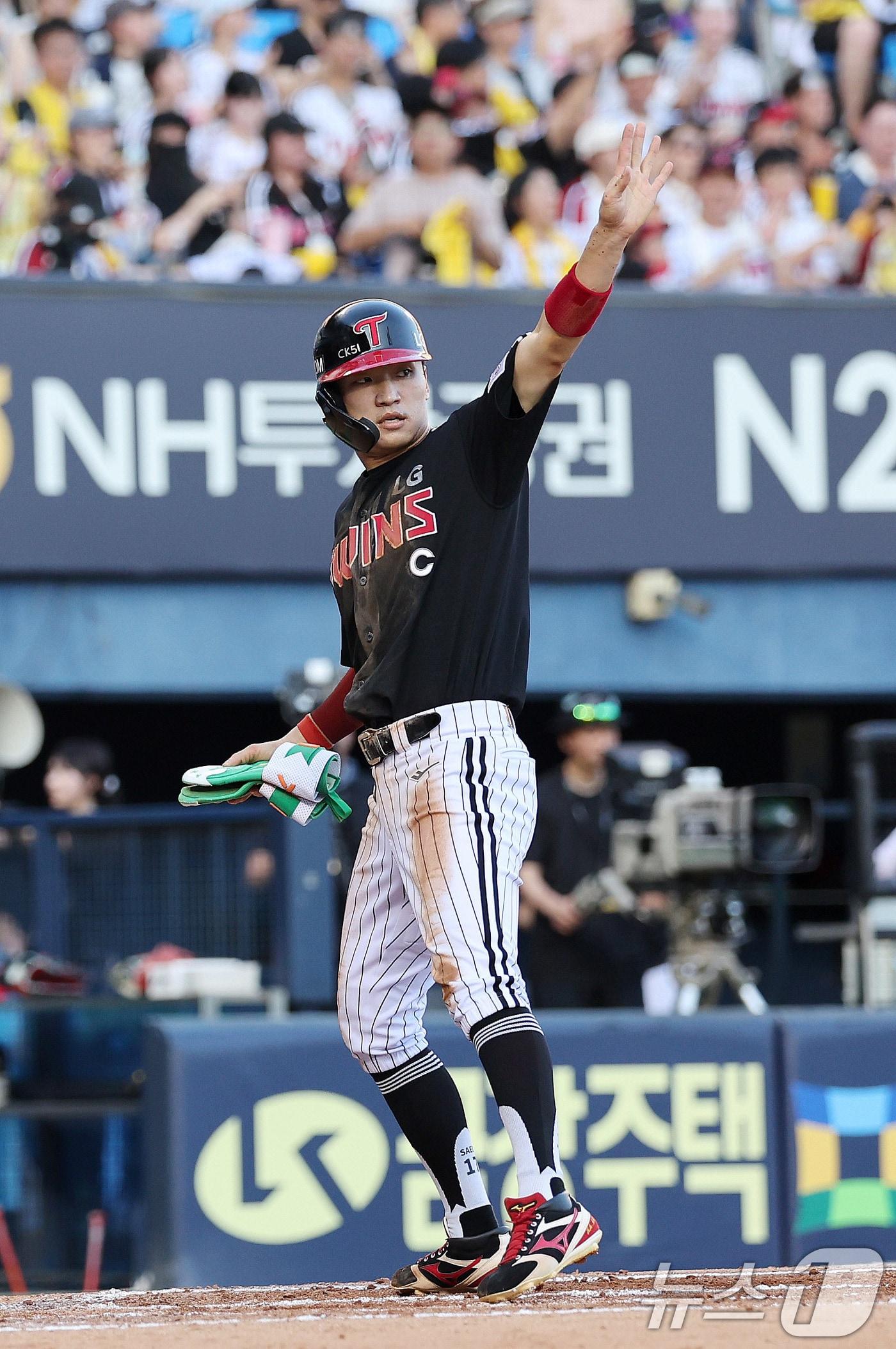 본문 이미지 - 27일 서울 송파구 잠실야구장에서 열린 프로야구 '2025 신한 SOL뱅크 KBO 리그' LG 트윈스와 두산 베어스의 경기, 3회초 무사 3루 LG 박해민이 신민재의 1타점 적시타때 득점에 성공하고 있다. 2025.7.27/뉴스1 ⓒ News1 박지혜 기자