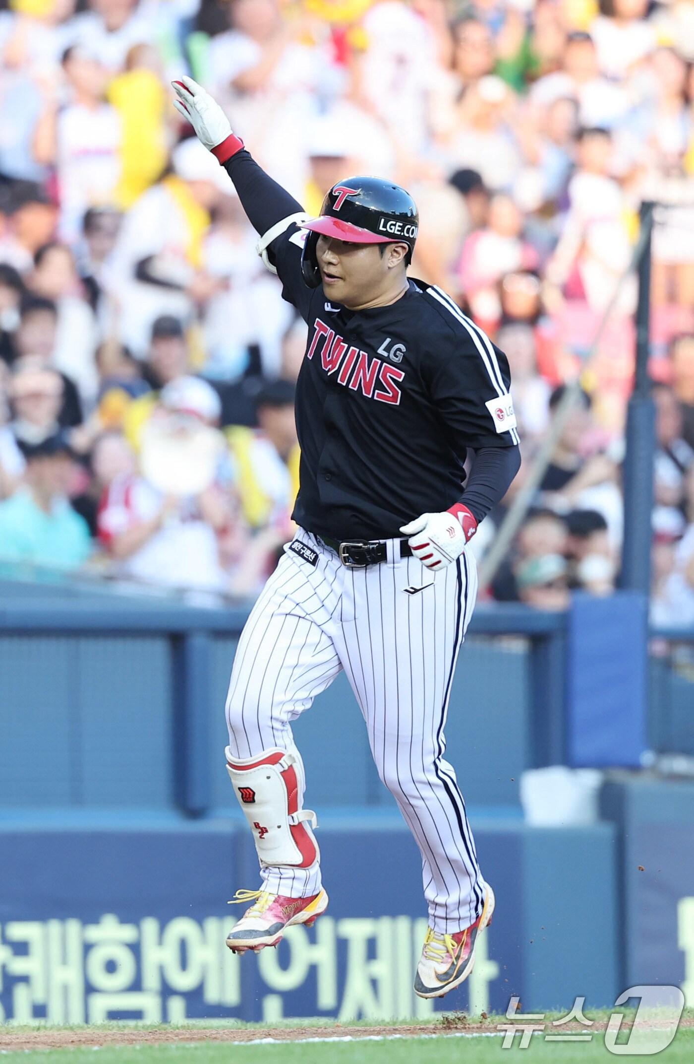 본문 이미지 - 27일 서울 송파구 잠실야구장에서 열린 프로야구 '2025 신한 SOL뱅크 KBO 리그' LG 트윈스와 두산 베어스의 경기, 3회초 무사 1,2루 LG 문보경이 스리런 홈런을 날린 뒤 홈으로 향하고 있다. ⓒ News1 박지혜 기자