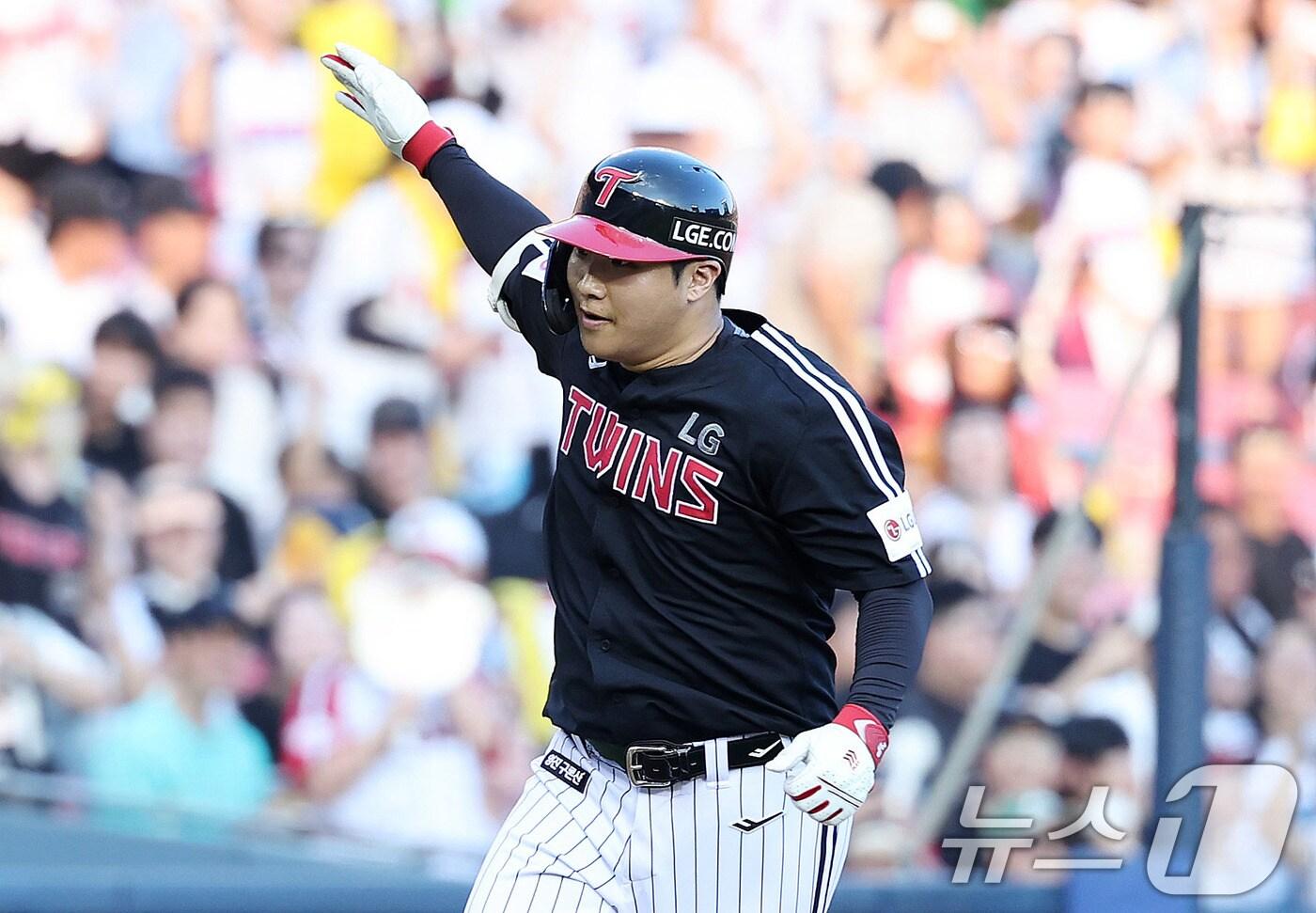 27일 서울 송파구 잠실야구장에서 열린 프로야구 '2025 신한 SOL뱅크 KBO 리그' LG 트윈스와 두산 베어스의 경기, 3회초 무사 1,2루 LG 문보경이 스리런 홈런을 날린 뒤 홈으로 향하고 있다. 2025.7.27/뉴스1 ⓒ News1 박지혜 기자