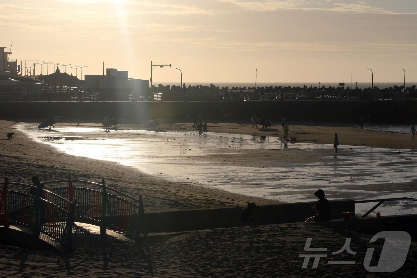 27일 제주시 이호테우해수욕장에서 폐장 시간이 다가오자 서핑객들이 물밖으로 빠져나오고 있다.2025.7.27/뉴스1 ⓒ News1 홍수영 기자