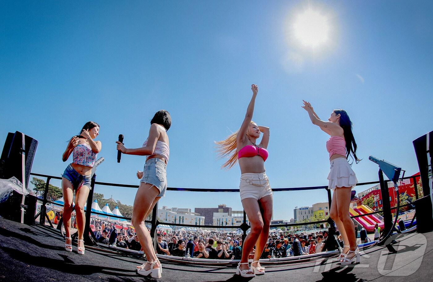 27일 오후 제28회 보령머드축제를 찾은 관광객들이 머드몹신을 즐기며 더위를 식히고 있다. (보령시 제공. 재판매 및 DB금지)2025.7.27/뉴스1 ⓒ News1 이동원 기자