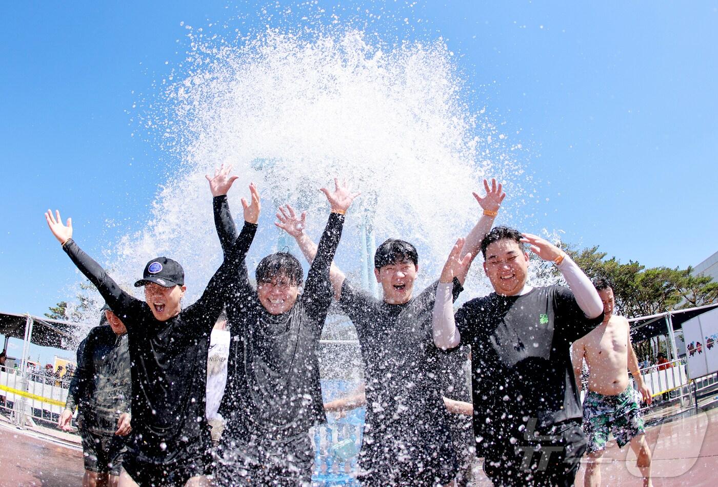 27일 오후 제28회 보령머드축제를 찾은 관광객들이 머드몹신을 즐기며 더위를 식히고 있다. (보령시 제공. 재판매 및 DB금지)2025.7.27/뉴스1 ⓒ News1 이동원 기자