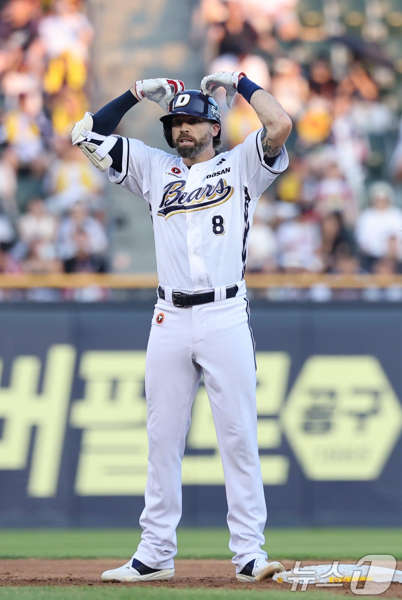 본문 이미지 - 27일 서울 송파구 잠실야구장에서 열린 프로야구 &#39;2025 신한 SOL뱅크 KBO 리그&#39; LG 트윈스와 두산 베어스의 경기, 3회말 2사 1,2루 두산 케이브가 2타점 2루타를 날린 뒤 세리머니를 하고 있다. 2025.7.27/뉴스1 ⓒ News1 박지혜 기자