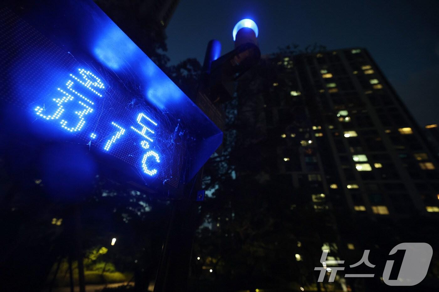 서 한 아파트단지의 온도계가 33.7도를 나타내고 있다/뉴스1 ⓒ News1 박세연 기자