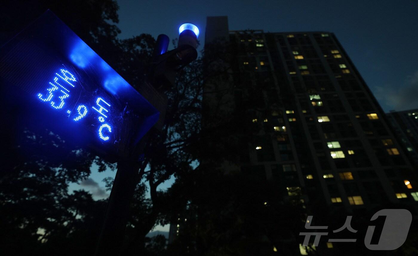 서울과 수도권에 열대야가 이어지는 27일 밤 경기도 하남시 한 아파트단지의 온도계가 33.9도를 나타내고 있다. (사진은 기사 내용과 무관함) 2025.7.27/뉴스1 ⓒ News1 박세연 기자