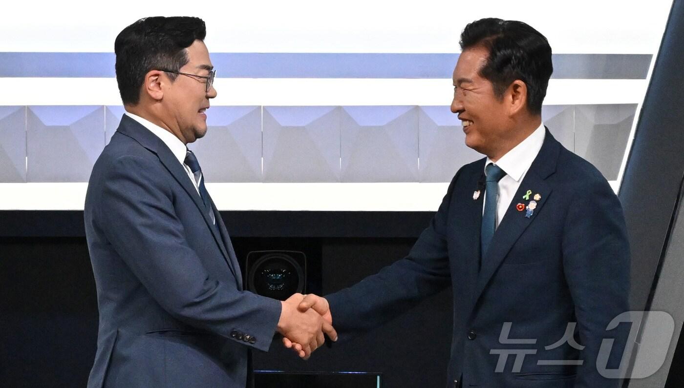 박찬대(왼쪽)·정청래 더불어민주당 당대표 후보가 27일 오후 서울 여의도 KBS에서 열린 TV토론회 시작 전 기념촬영을 하고 있다. 2025.7.27/뉴스1 ⓒ News1 국회사진기자단