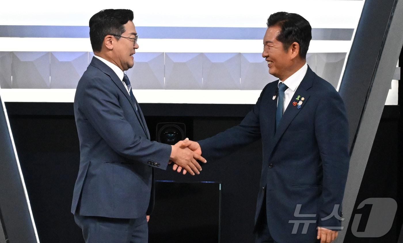 박찬대(왼쪽)·정청래 더불어민주당 당대표 후보가 27일 오후 서울 여의도 KBS에서 열린 TV토론회 시작 전 기념촬영을 하고 있다. 2025.7.27/뉴스1 ⓒ News1 국회사진기자단