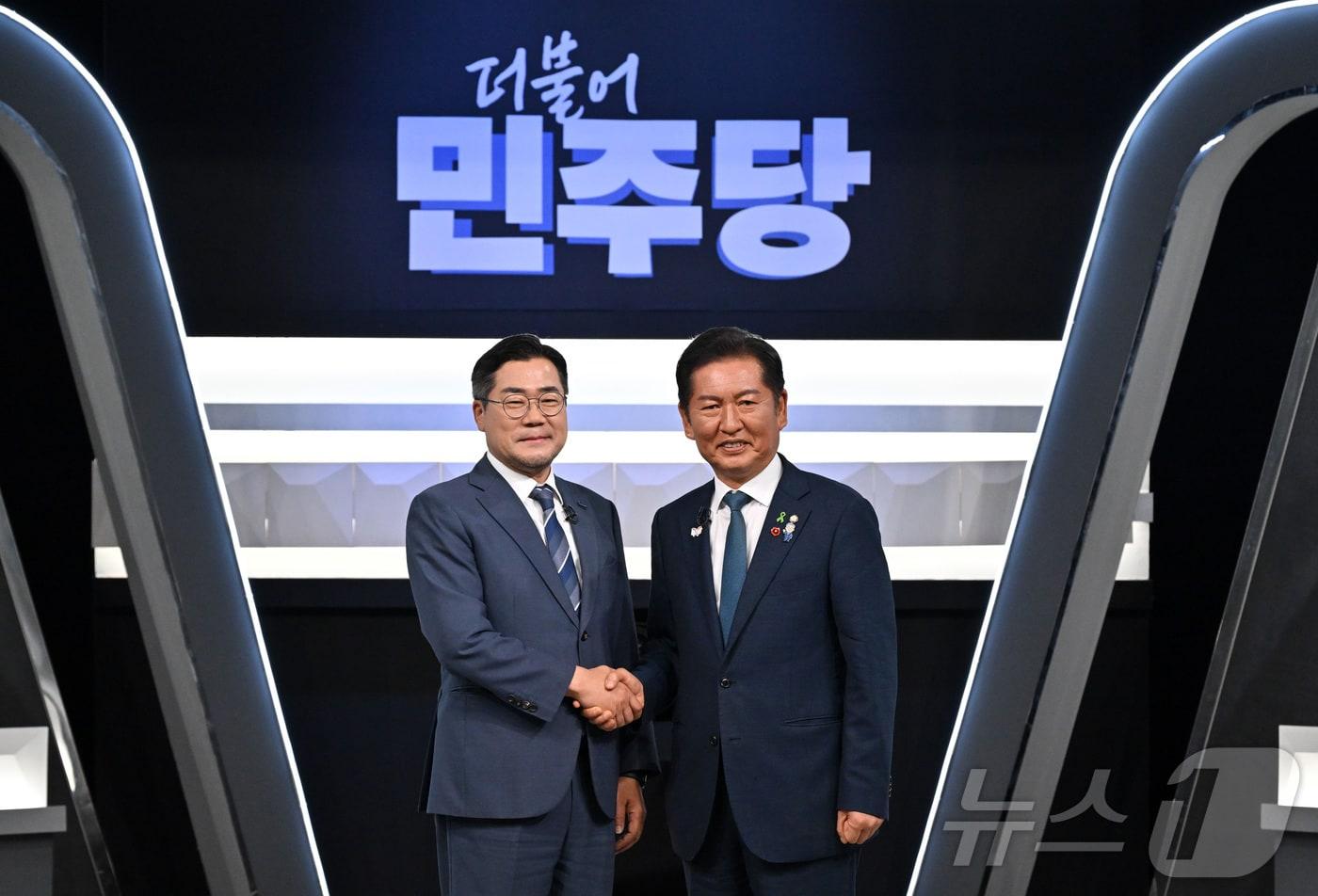 박찬대(왼쪽)·정청래 더불어민주당 당대표 후보가 지난 27일 오후 서울 여의도 KBS에서 열린 TV토론회 시작 전 기념촬영을 하고 있다. 2025.7.27/뉴스1 ⓒ News1 국회사진기자단