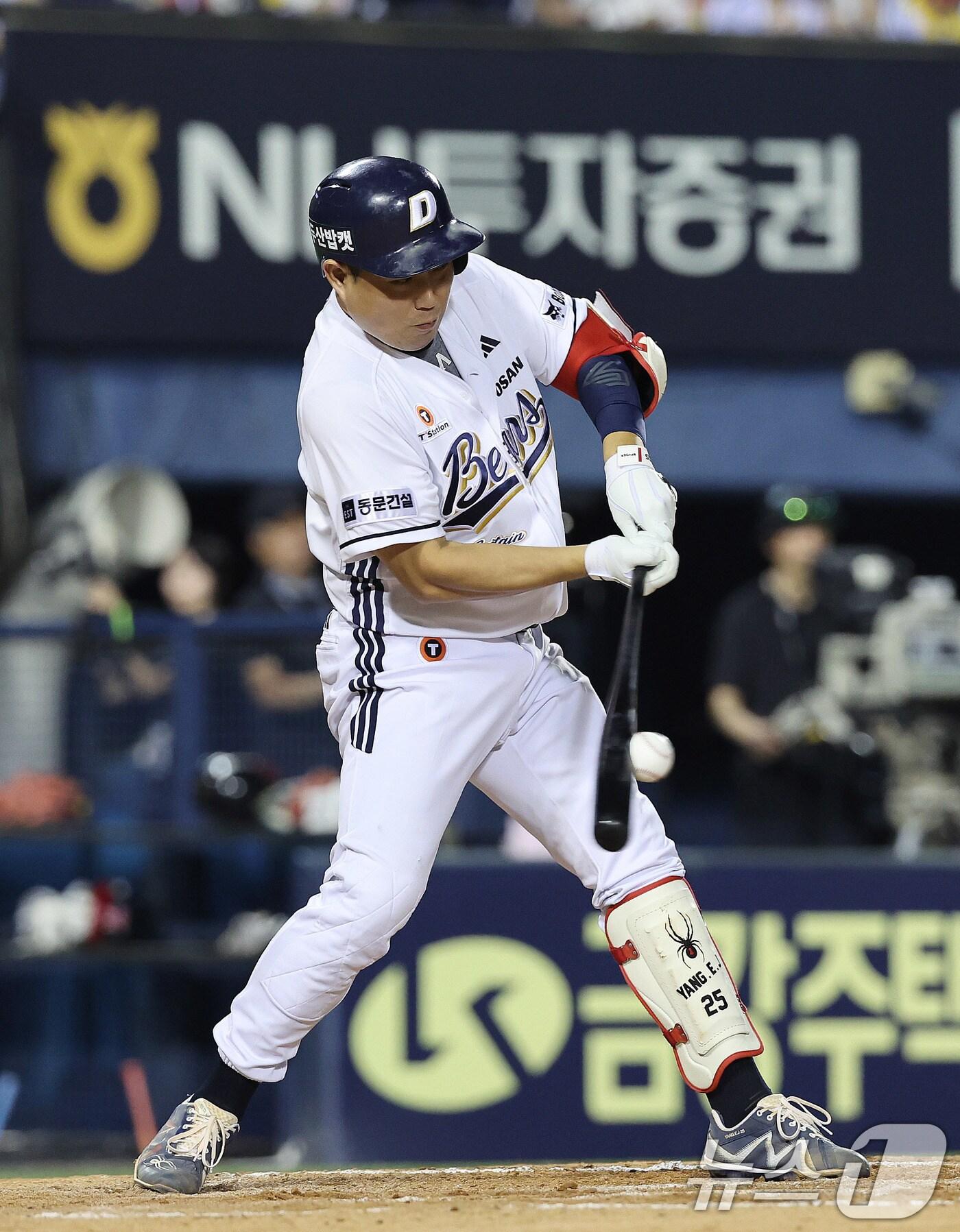 본문 이미지 - 27일 서울 송파구 잠실야구장에서 열린 프로야구 '2025 신한 SOL뱅크 KBO 리그' LG 트윈스와 두산 베어스의 경기 7회말 무사 1,3루 상황 두산 양의지가 타격하고 있다. 이때 양의지가 병살타로 아웃됐지만 그 사이 3루 주자 이유찬이 홈을 밟으며 두산이 7-6으로 역전에 성공했다. 2025.7.27/뉴스1 ⓒ News1 박지혜 기자