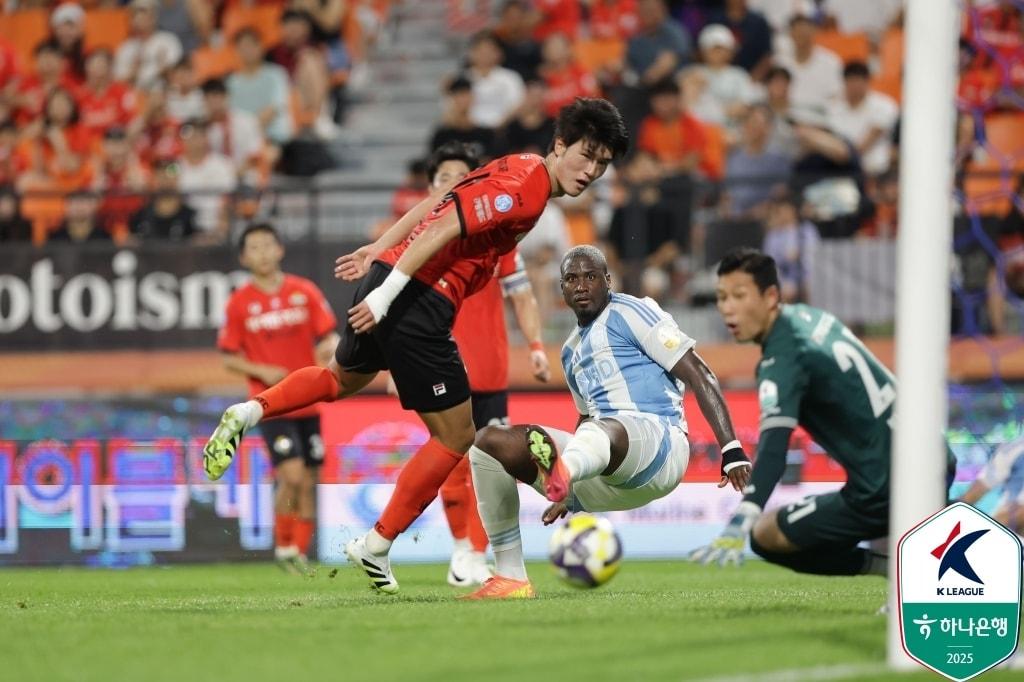 본문 이미지 - 울산HD는 27일 강원하이아레나에서 열린 하나은행 K리그1 2025 24라운드 강원FC와 원정 경기에서 2-2로 비겼다. &#40;한국프로축구연맹 제공&#41;