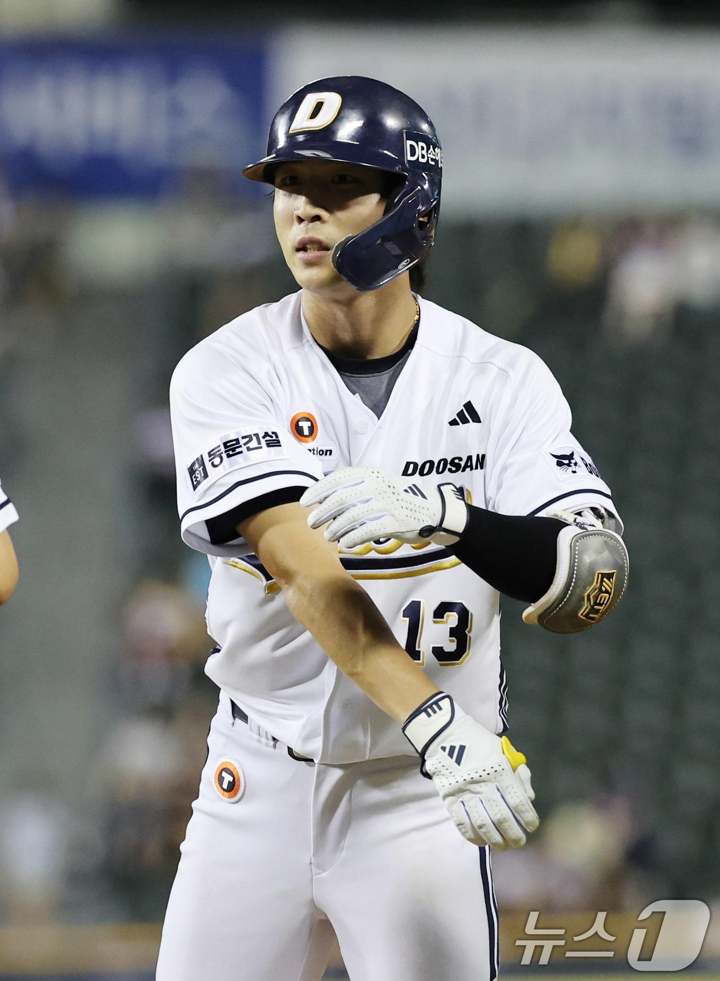본문 이미지 - 27일 서울 송파구 잠실야구장에서 열린 프로야구 '2025 신한 SOL뱅크 KBO 리그' LG 트윈스와 두산 베어스의 경기 8회말 2사 2,3루 두산 이유찬이 1타점 적시타를 날린 뒤 세리머니를 하고 있다. 2025.7.27 ⓒ 뉴스1 박지혜 기자