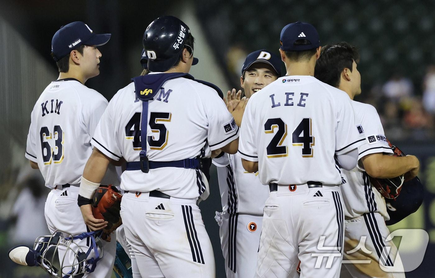 27일 서울 송파구 잠실야구장에서 열린 프로야구 &#39;2025 신한 SOL뱅크 KBO 리그&#39; LG 트윈스와 두산 베어스의 경기에서 두산 선수들이 9-6으로 승리를 거둔 뒤 기뻐하고 있다. 2025.7.27/뉴스1 ⓒ News1 박지혜 기자