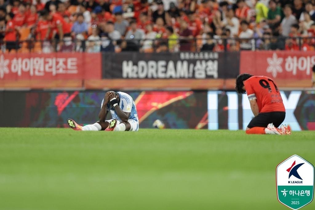 본문 이미지 - 울산HD는 27일 강원하이아레나에서 열린 하나은행 K리그1 2025 24라운드 강원FC와 원정 경기에서 2-2로 비겼다. &#40;한국프로축구연맹 제공&#41;