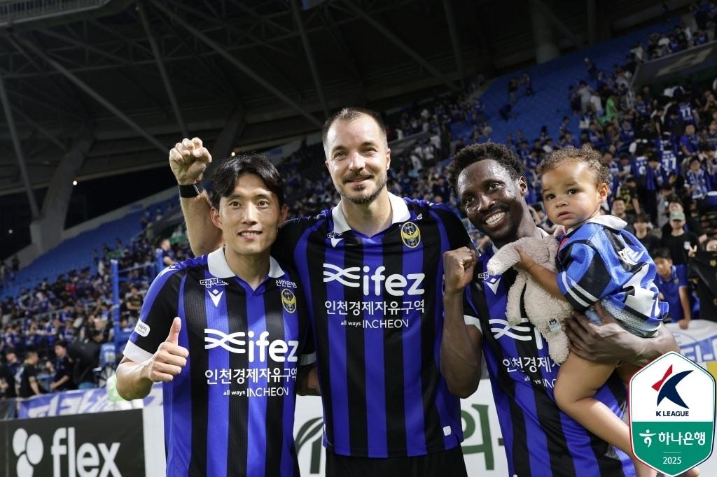 본문 이미지 - 인천 유나이티드의 신진호(왼쪽부터), 무고사, 제르소. (한국프로축구연맹 제공)