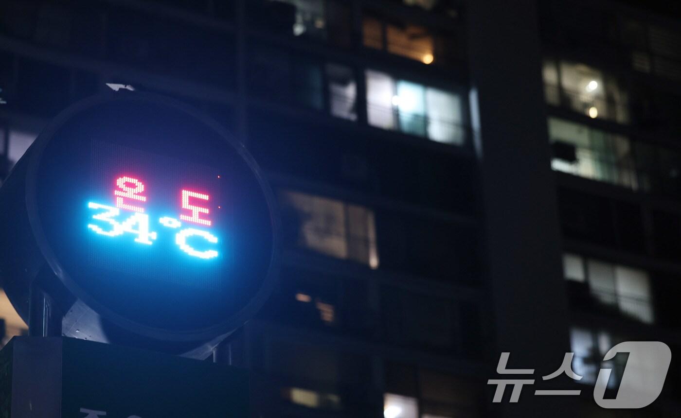 9일째 열대야가 지속된 27일 밤 서울의 한 아파트단지의 온도계가 34도를 나타내고 있다. 2025.7.27/뉴스1 ⓒ News1 박지혜 기자