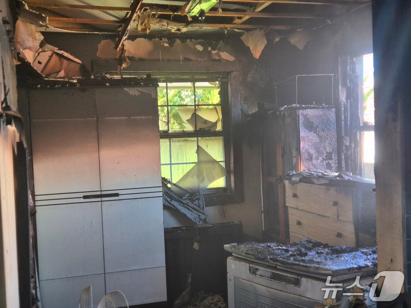 본문 이미지 - 부여 석성면 단독주택 화재 현장.(부여소방서 제공, 재판매 및 DB금지) / 뉴스1 