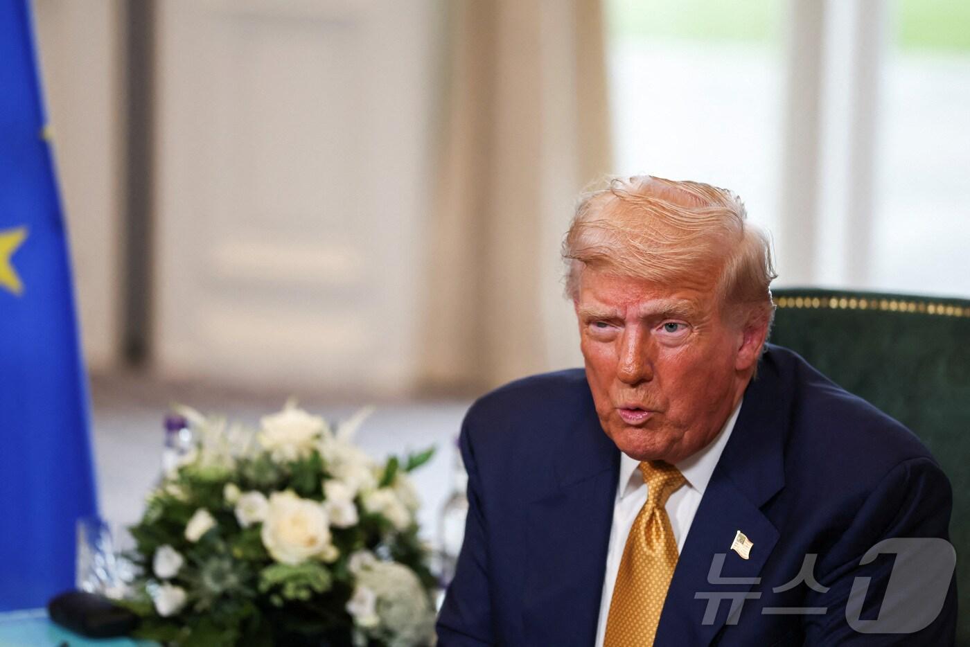 도널드 트럼프 미국 대통령이 지난 27일&#40;현지시간&#41; 영국 스코틀랜드 턴베리에서 우르줄라 폰 데어 라이엔 유럽연합&#40;EU&#41; 집행위원회 위원장과 만나 발언하고 있다. 2025.07.27 ⓒ 로이터=뉴스1 ⓒ News1 류정민 특파원