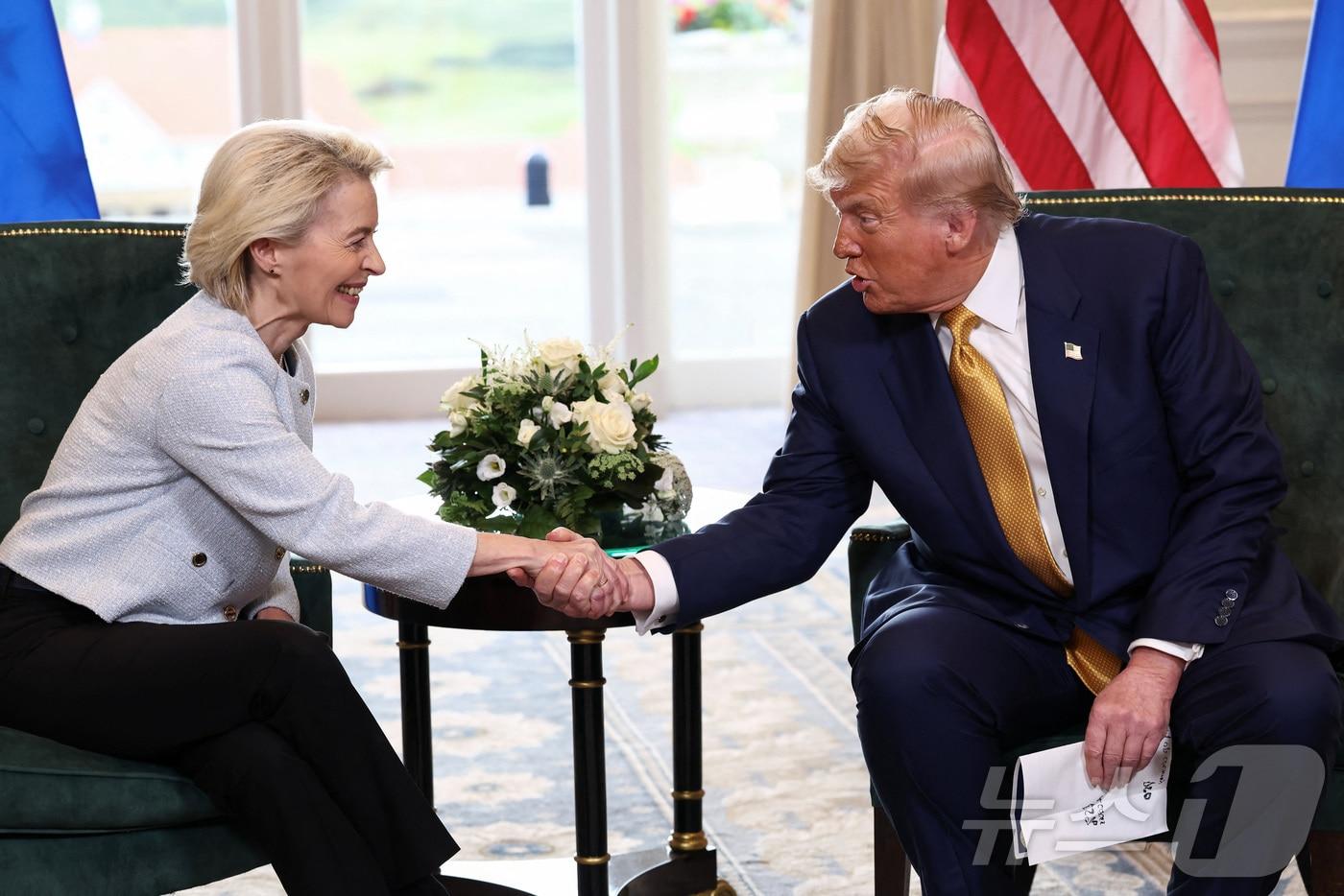 도널드 트럼프 미국 대통령이 27일&#40;현지시간&#41; 영국 스코틀랜드 턴베리에서 우르줄라 폰 데어 라이엔 유럽연합&#40;EU&#41; 집행위원회 위원장과 EU에 대한 상호관세 및 자동차 관세를 15%로 낮추기로 한 무역 협상에 합의한 후 악수하고 있다. 2025.07.27. ⓒ 로이터=뉴스1 