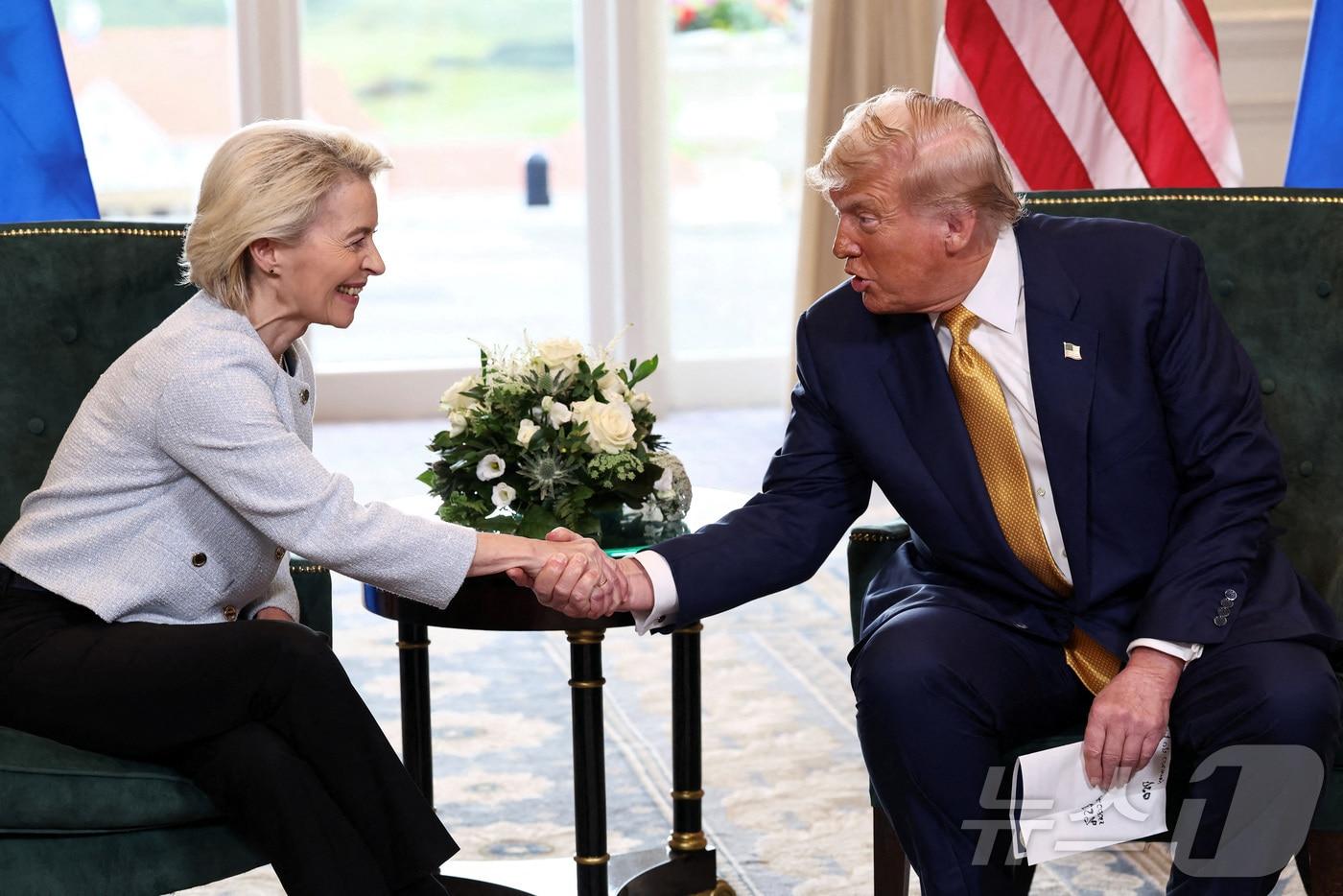 도널드 트럼프 미국 대통령이 지난 27일&#40;현지시간&#41; 영국 스코틀랜드 턴베리에서 우르줄라 폰 데어 라이엔 유럽연합&#40;EU&#41; 집행위원회 위원장과 EU에 대한 상호관세 및 자동차 관세를 15%로 낮추기로 한 무역 협상에 합의한 후 악수하고 있다. 2025.7.27 ⓒ 로이터=뉴스1