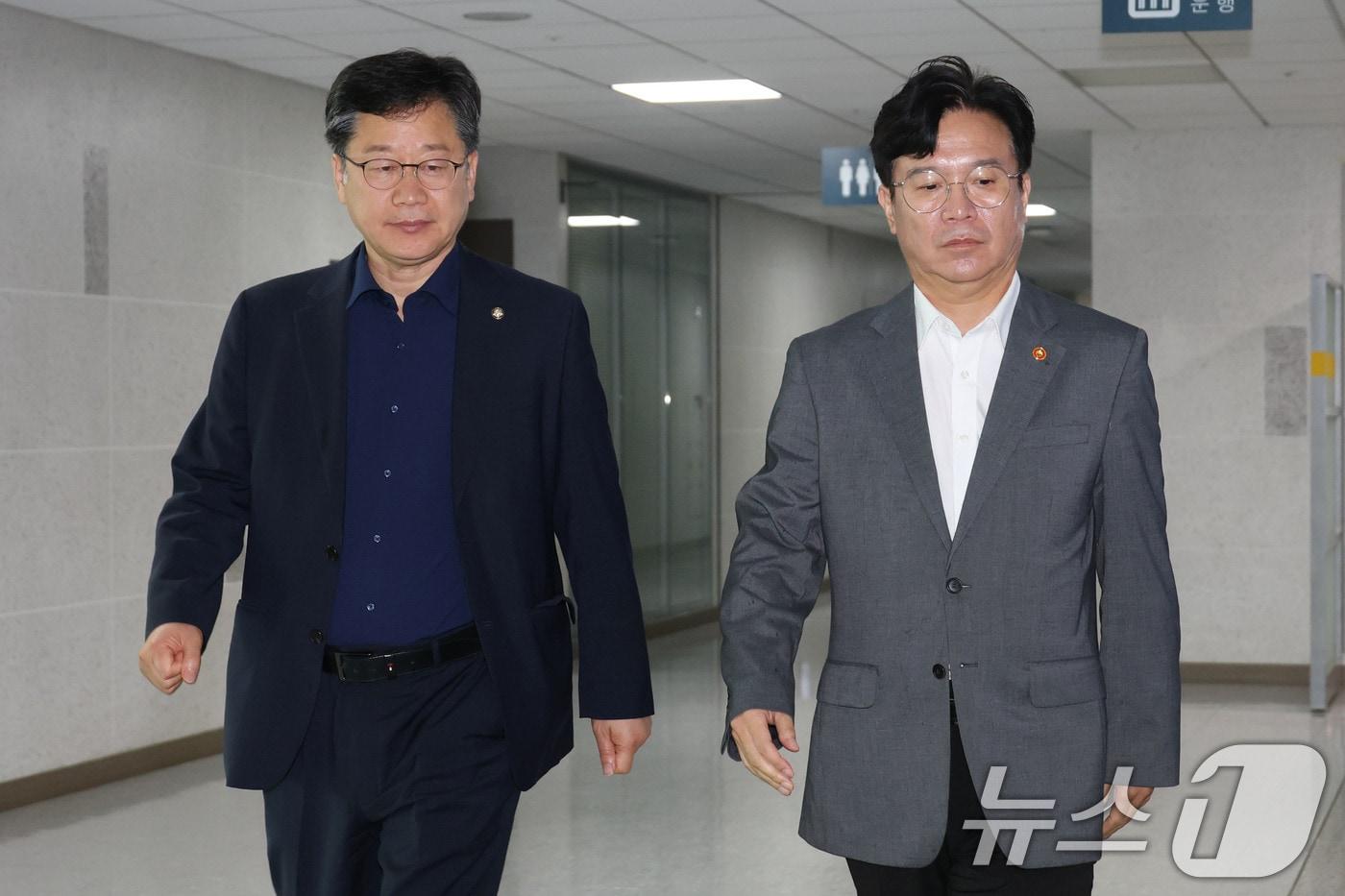 국회 환경노동위원장인 안호영 더불어민주당 의원&#40;왼쪽&#41;과 김영훈 고용노동부장관이 28일 오전 서울 여의도 국회 의원회관에서 열린 노란봉투법&#40;노동조합법 2·3조 개정안&#41; 관련 당정 간담회에 참석하고 있다. 2025.7.28/뉴스1 ⓒ News1 이광호 기자